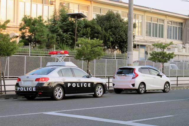速度違反で取り締まりを行うパトカー