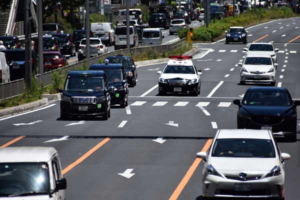 追跡するパトカー