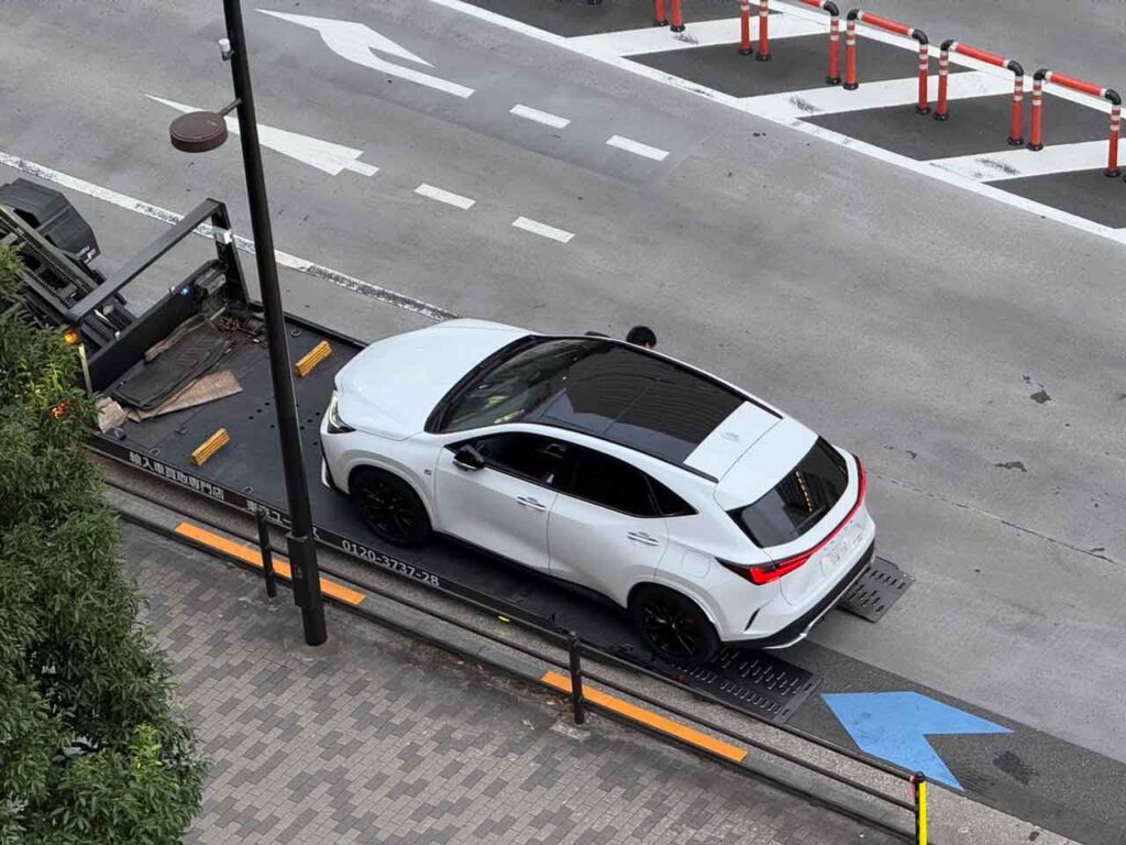 ユーポスの積載車で愛車が引き取られる様子